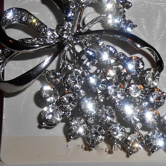 Cluster of Grapes Brooch - Picture 3 of 11